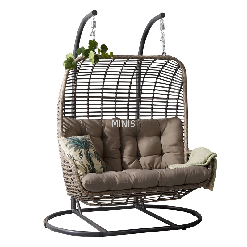 Chaise pivotante en rotin de loisirs en forme d'œuf, patio de jardin ext&eacute;rieur