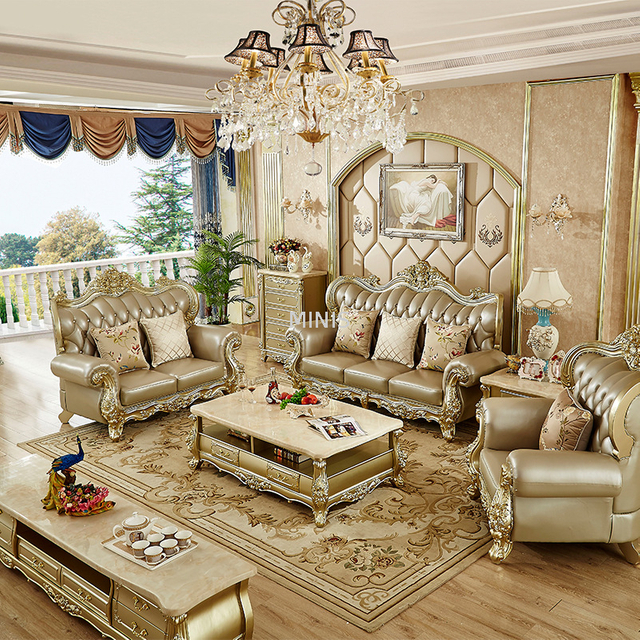 Sal&oacute;n cl&aacute;sico de madera dorada con bonito sof&aacute; de cuero aut&eacute;ntico