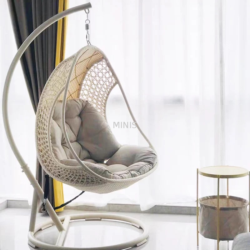 Chaise pivotante en rotin de loisirs en forme d'œuf, patio de jardin ext&eacute;rieur