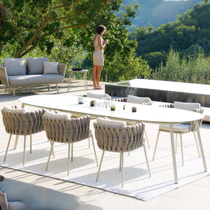 Restaurant jardin ext&eacute;rieur grande table blanche chaise de salle &agrave; manger