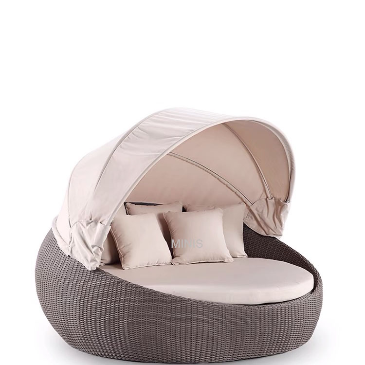 Lit rond en rotin relaxant pour jardin ext&eacute;rieur avec ombre
