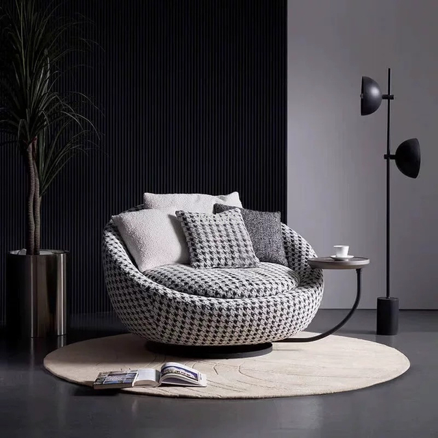 Grande chaise assise ronde en tissu pivotant pour salon avec table