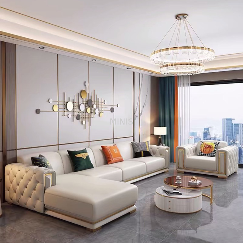 Sala de estar con buen marco de madera, sof&aacute; de cuero puro blanco dorado