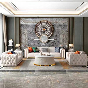 Sala de estar con buen marco de madera, sof&aacute; de cuero puro blanco dorado